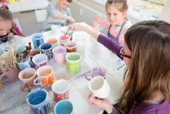 Groupe d'enfants au cours de poterie