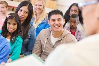 Rodiče a studenti navštěvující školní shromáždění nebo orientaci