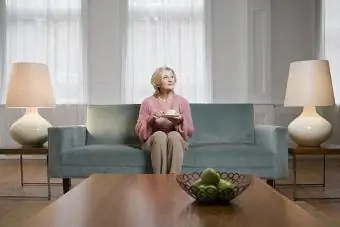 Kvinne på sofaen mellom lampene