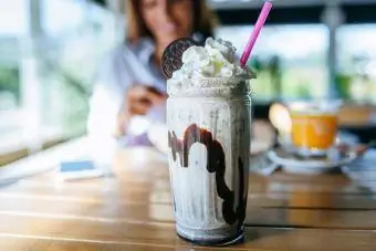 neeg laus Oreo milkshake