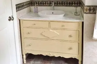 antiikki lipasto muuttui kylpyhuoneen turhamaiseksi