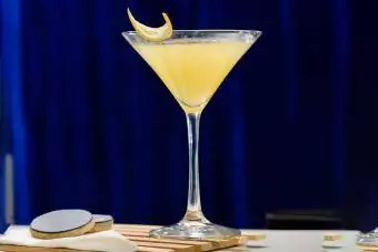 Citrusinis kokteilis martinio taurėje