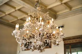 አብርሆት ያለው Chandelier በጣሪያው ላይ ማንጠልጠል