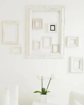 Cornici su elegante parete bianca