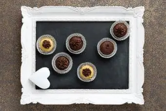 Små cupcakes med chokoladecreme