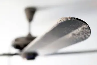 Kipas Angin Plafon Berdebu Dengan Debu Tebal Menghalangi Aliran Udara