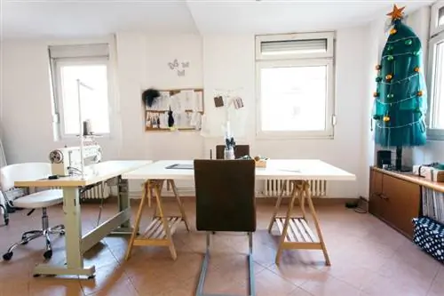 Idee per organizzare la stanza del cucito per uno spazio luminoso e creativo