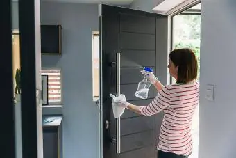 Kvinne som vasker inngangsdøren