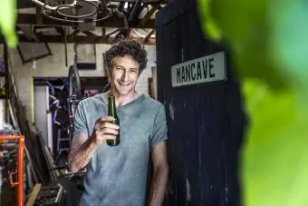 Adam mağarasında bira içiyor