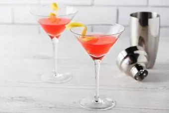 Dalawang cosmopolitan cocktail