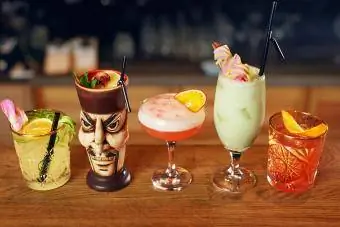 Bebidas Tiki alinhadas em um bar