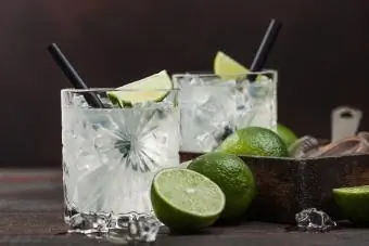 Cocktail Gimlet Kamikaze em copos de cristal com fatia de limão e gelo