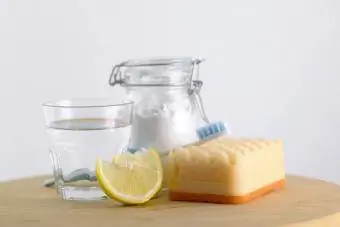 Baking Soda Dalam Balang Kaca Cuka Dan Lemon Di Atas Meja