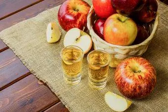 Shots de brandy de pomme et pommes rouges