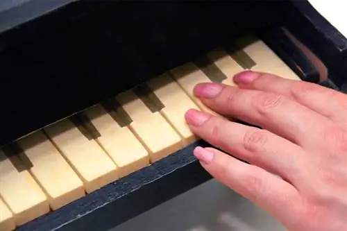 Piano jouet antique Schoenhut : instrument historique pour enfants