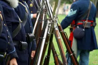 Borgerkrigsmusketter i formasjon med riflene sine
