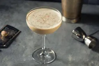 Boozy osvěžující koktejl brandy Alexander