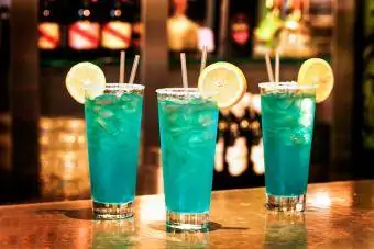 Blue Crush koktejly s rumem na baru