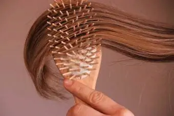 pročesávání vlasů kartáčem
