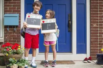 brat i siostra przed drzwiami pierwszego dnia szkoły