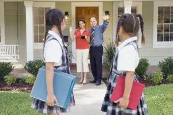 les parents disent au revoir aux enfants qui vont à lécole