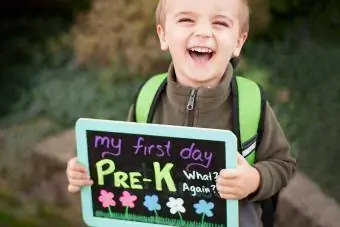 spalvingas ženklas pirmosios mokyklos dienos paveikslėlyje