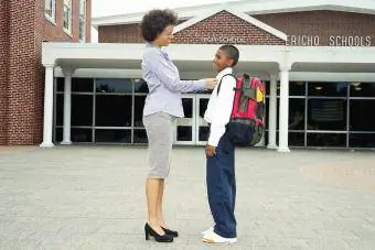 μητέρα και γιος μπροστά στο σχολείο την πρώτη μέρα