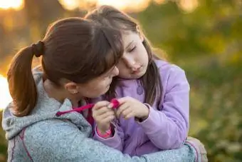 genitore che conforta il bambino triste