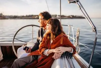 Par uživa u vožnji brodom u jesen