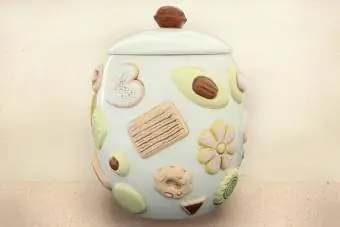 Isang vintage molded ceramic cookie jar na pinalamutian ng 3D cookies at isang walnut na hugis hawakan