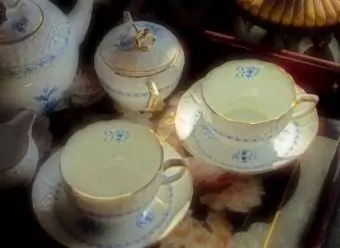 čajový set z kostního porcelánu