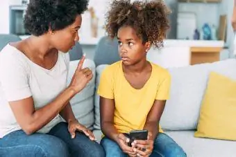 Māte strīdas ar meitu par mobilā telefona lietošanu