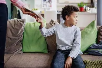 Mãe pune filho tirando tablet de seu filho