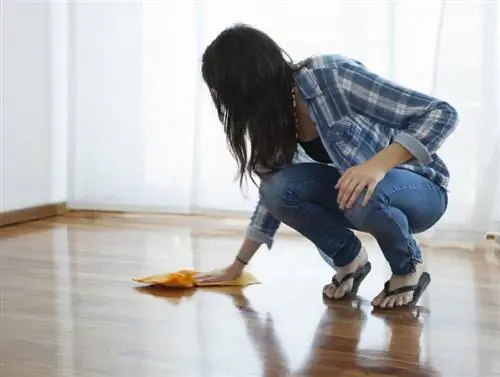 Ako odstrániť škrabance na podlahách z tvrdého dreva