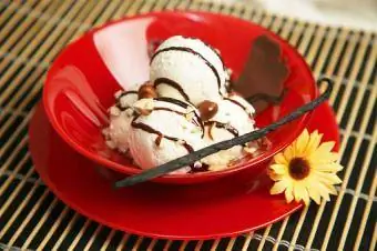 Vanilla ice cream na may chocolate syrup
