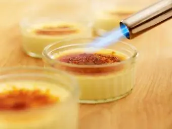 Djegia e sheqerit në krem brulee