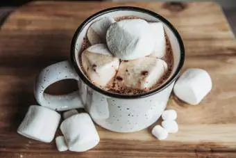 Mug berisi coklat panas dan marshmallow