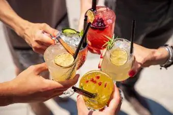 Pět koktejlů v rukou spojených slavnostním přípitkem
