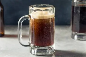 Studené osvěžující kořenové pivo Soda