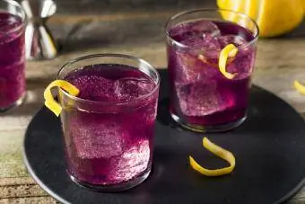 Házi készítésű Purple Haze koktél citromos körettel