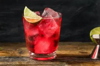 Освежающий коктейль «Пьяная водка и клюква»