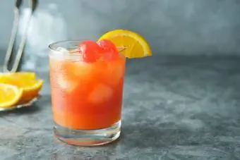 Апельсиновый сок с мятой, сиропом, кусочками фруктов и вишней со льдом