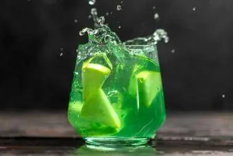 zaļo ābolu kokteilis