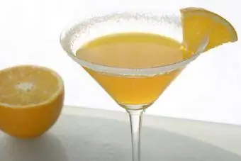 Martini glass med banan og appelsin cocktail