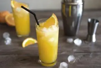 Cocktail bạn vui mừng màu cam