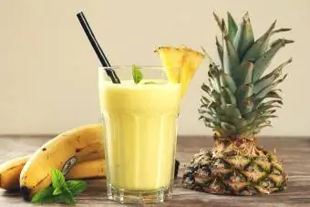 Cocktail mit Banane, Kokosnuss und Ananas