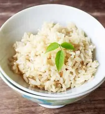 Kuinka keittää ruskeaa riisiä, joka on juuri oikeaa joka kerta