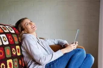Frau lacht über Tablet