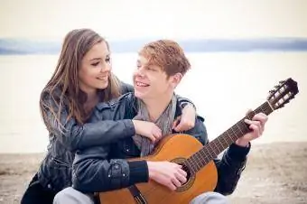 kız arkadaşıyla müzisyen