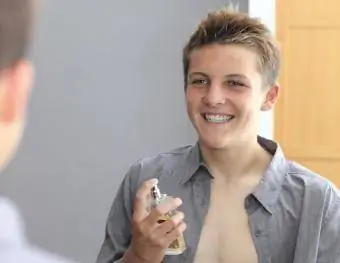 jongen met eau de cologne